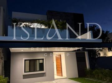 Casa · 291m² · 4 Recámaras · Casa en Venta y Renta en Via Cumbres en Cancún