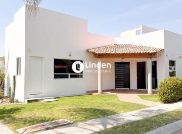 Casa · 174m² · 3 Recámaras · 2 Estacionamientos · Casa en Venta en Atlixco, Puebla en Fraccionamiento Cortijo de Los Soles.