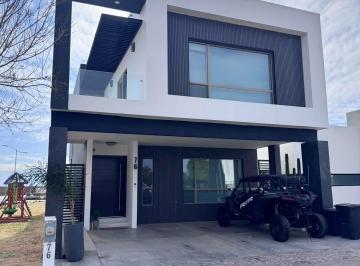 Casa de 3 habitaciones, Juárez · Se Vende Moderna Casa en Altozano Como Nueva