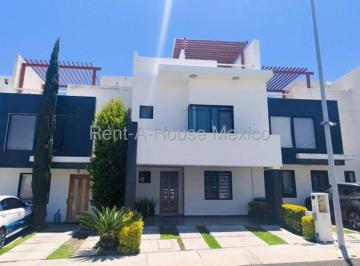 Casa de 3 habitaciones, El Marqués · Vendo Casa en Zibata 3 Niveles con Bonito Roof y Amplio Jardin 3 Recamaras 3 Baños 2 Autos