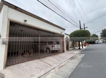 Casa · 860m² · 5 Recámaras · 3 Estacionamientos · Casa en Venta en Vista Hermosa