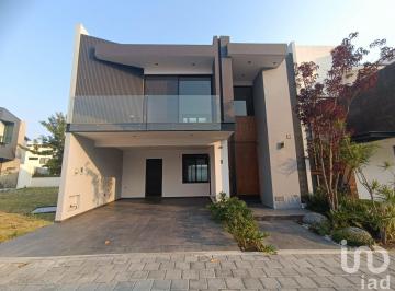 Casa · 240m² · 3 Recámaras · 2 Estacionamientos · Se Vende Casa en Parque Foresta en Lomas de Angelopolis