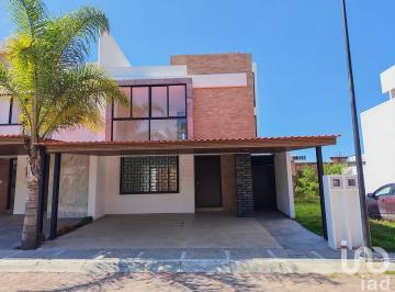 Casa · 220m² · 4 Recámaras · 3 Estacionamientos · Se Vende Hermosa Casa en El Fracc El Encanto en Morillotla Cholula Puebla