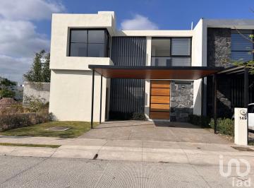 Casa · 165m² · 3 Recámaras · 2 Estacionamientos · Casa Residencial en Venta en Fracc. La Herradura Sobre Av Principal