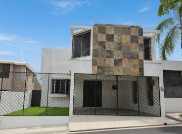 Casa · 256m² · 3 Recámaras · 2 Estacionamientos · Casa en Venta en Satélite.