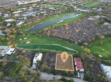 b2d8538453a177f84453e7befd013573d0537c497b426071bd0c3bd49cd0000d · Terreno en Venta con Vista a Campo de Golf en El Yucatán Country Club.