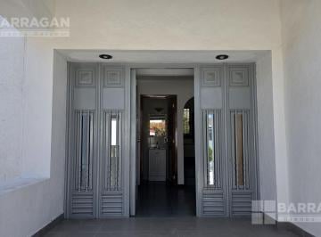 Casa · 196m² · 3 Recámaras · 3 Estacionamientos · Casa en Venta en Colinas del Parque Excelente Ubicación