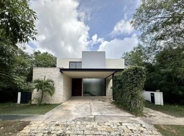 b31ea16600727ef447bd5e213ed1b495209fb9470be089cac51ee12b7f744636 · Casa en Venta en Privada Oasis Yucatán Country Club.
