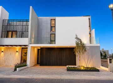 Casa de 4 habitaciones, Pachuca · 4 Recámaras | 1 en Planta Baja | Doble Altura | Roof Garden