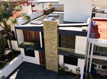 Casa · 280m² · 4 Recámaras · 3 Estacionamientos · Altozano Venta de Casa