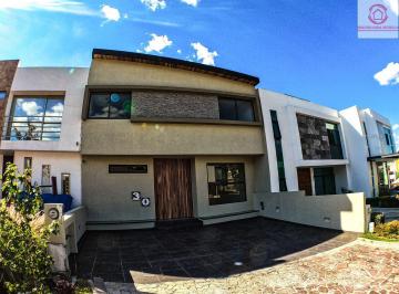 Casa · 240m² · 4 Recámaras · 2 Estacionamientos · Casa en Venta en Altozano
