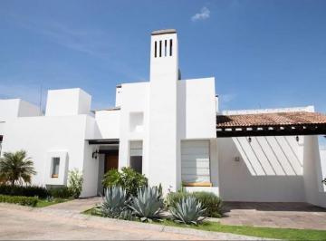 Casa · 4 Recámaras · 2 Estacionamientos · Casa en Venta en El Fraccionamiento Paraiso Altozano en Morelia, Micchoacán