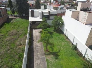 Casa · 225m² · 3 Recámaras · 6 Estacionamientos · Casa en Venta en Altozano