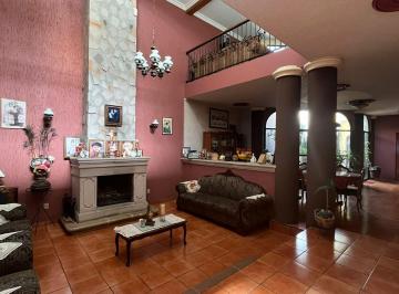 Casa · 218m² · 4 Recámaras · 2 Estacionamientos · Hermosa Casa en Venta