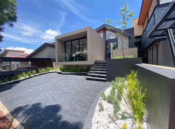 Casa · 445m² · 4 Recámaras · 3 Estacionamientos · Casa en Club de Golf Altozano