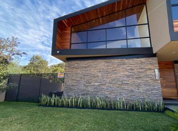 Casa · 495m² · 4 Recámaras · 4 Estacionamientos · Casa en Venta Club de Golf Altozano