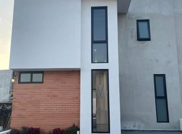 Casa · 210m² · 3 Recámaras · 2 Estacionamientos · Casa en Fraccionamiento a Unos Pasos de La Uvaq y Blvd Juan Pablo