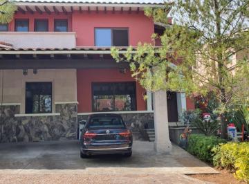 Casa · 330m² · 4 Recámaras · 3 Estacionamientos · Casa en Club de Golf Altozano