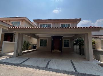 Casa · 300m² · 3 Recámaras · 3 Estacionamientos · Casa - Fraccionamiento Montaña Monarca