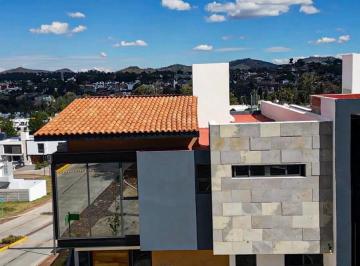 Casa · 400m² · 4 Recámaras · 3 Estacionamientos · Casa - Altozano