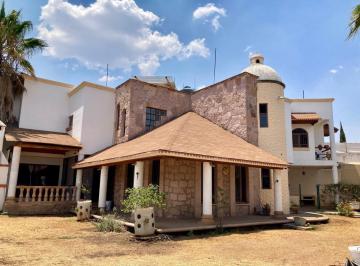 Casa · 400m² · 5 Recámaras · Casa en Venta por Salida Quiroga con un Enorme Jardín y Hermosos Acabados $5,500,000