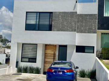Casa · 196m² · 4 Recámaras · 2 Estacionamientos · Casa en Venta en Punta Altozano $5,300,000