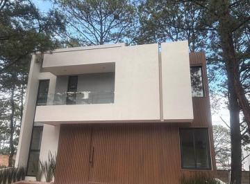 Casa · 250m² · 3 Recámaras · 3 Estacionamientos · Casa en Coto Privado en Vistas Altozano