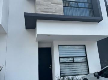 Casa · 118m² · 3 Recámaras · 2 Estacionamientos · Casa en Venta Zona Altozano Morelia