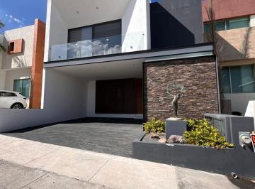 Casa · 2 Estacionamientos · Casa en Venta Torres del Parque Tres Marías