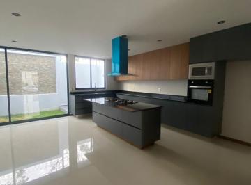 Casa · 160m² · 4 Recámaras · 2 Estacionamientos · Casa en Vistas Altozano Renta