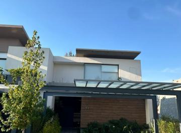 Casa · 200m² · Casa en Renta Zona Altozano