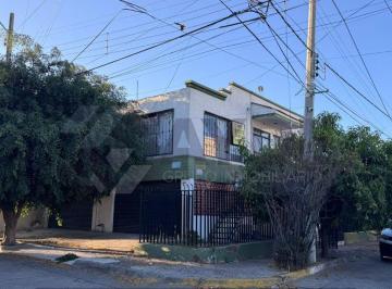 Casa de 4 habitaciones, Guadalajara · Casa en Venta con Locales Comerciales en Aurelio González 1971