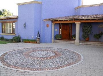 Casa · 850m² · 4 Recámaras · 6 Estacionamientos · Casa en Fraccionamiento Jurica
