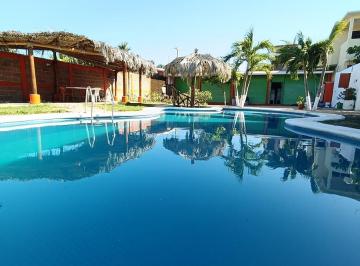 Casa · 500m² · 4 Recámaras · 5 Estacionamientos · Casa en Venta Frente a La Laguna de Pie de La Cuesta
