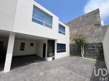 Casa · 160m² · 3 Recámaras · 2 Estacionamientos · Casa en Renta en El Centro de Pozos, Slp