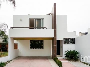 Casa · 167m² · 3 Recámaras · 2 Estacionamientos · Casa Amplia en Venta en Fraccionamiento Rincón de La Carcaña, San Pedro Cholula