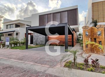 Casa · 385m² · 4 Recámaras · 3 Estacionamientos · Casa en Venta en Cancún en Residencial Lagos del Sol con Alberca y Jardín