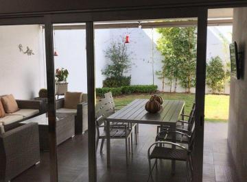 Casa · 288m² · 4 Recámaras · 3 Estacionamientos · Se Vende Casa en Cumbres del Lago