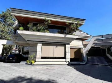Casa · 680m² · 3 Recámaras · 3 Estacionamientos · Casa en Condominio Horizontal Remodelada en Lomas de Tecamachalco