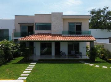 Casa · 260m² · 4 Recámaras · 2 Estacionamientos · Casa en Venta en Xochitepec