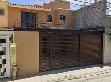 Casa de 3 habitaciones, León · Casa en Leon Gto. con Patio, Jardin, Cerca de Escuelas, Centro Comercial, Plaza y Vias Rapidas
