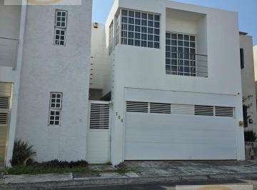 Casa · 225m² · 3 Recámaras · 2 Estacionamientos · Casa en Venta Frac. Lomas del Sol