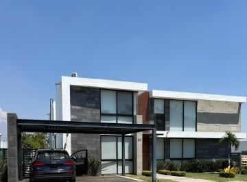 Casa · 405m² · 4 Recámaras · 4 Estacionamientos · Casa en Fraccionamiento Lomas de Cocoyoc