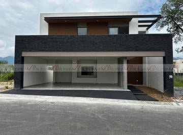 Casa · 331m² · 4 Recámaras · 3 Estacionamientos · Casa en Venta en Santiago