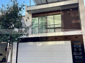 Casa · 250m² · 3 Recámaras · 2 Estacionamientos · Casa en Renta en Monterrey