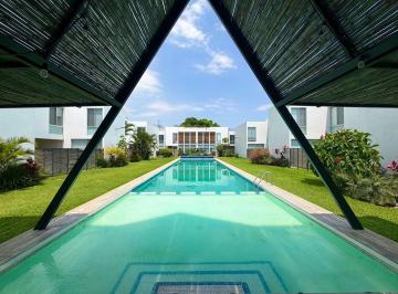 Casa · 153m² · 3 Recámaras · 2 Estacionamientos · Casa Residencial con Jardín Privado y Alberca en Condominio Xochitepec