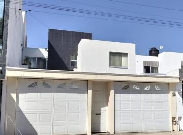 Casa · 145m² · 3 Recámaras · 2 Estacionamientos · Casa en Venta en Villa Magna