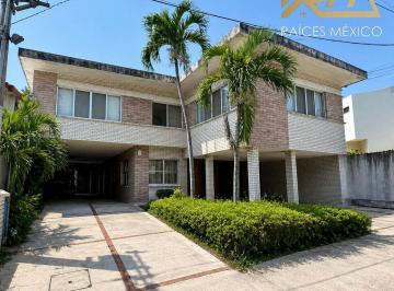 Casa · 800m² · 4 Recámaras · 7 Estacionamientos · Casa en Venta Col. Aguila