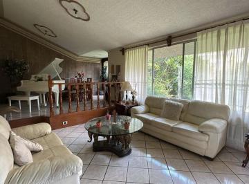 Casa · 456m² · 4 Estacionamientos · Casa en Venta en Fracc. Cfe Irapuato