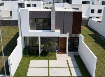 Casa · 200m² · 3 Recámaras · 2 Estacionamientos · Casa 3 Recámaras y Jardín | Lomas de La Rioja